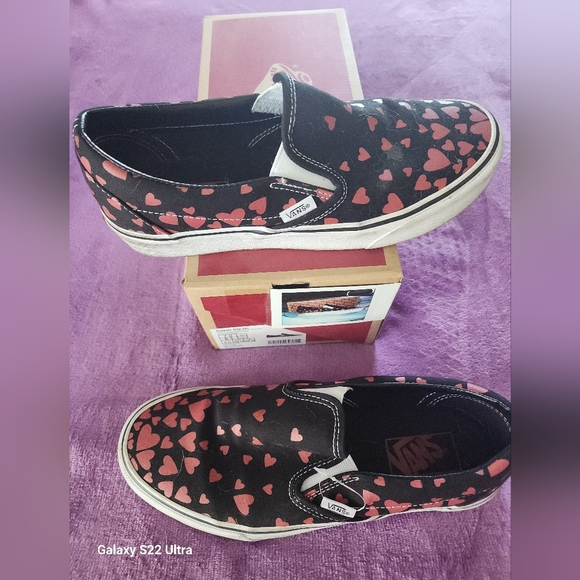 WOMENS Vans Black and Red Heart Slip-On Shoes - Picture 1 of 4